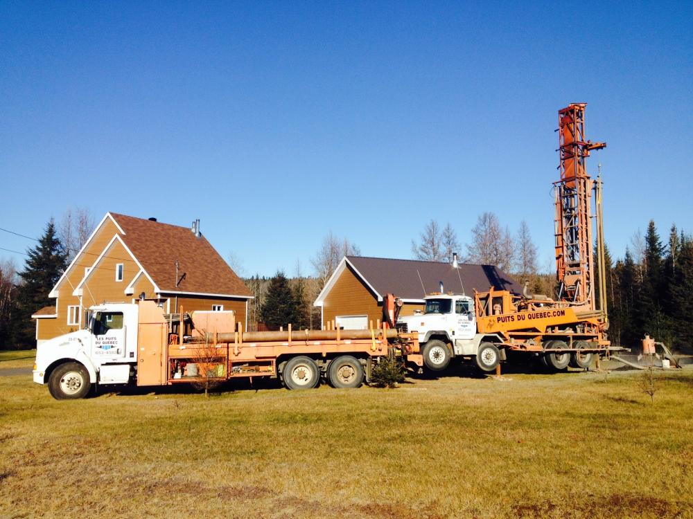 Forage de puits d’eau potable avec foreuse rotative sur chantier  à Baie-Comeau.