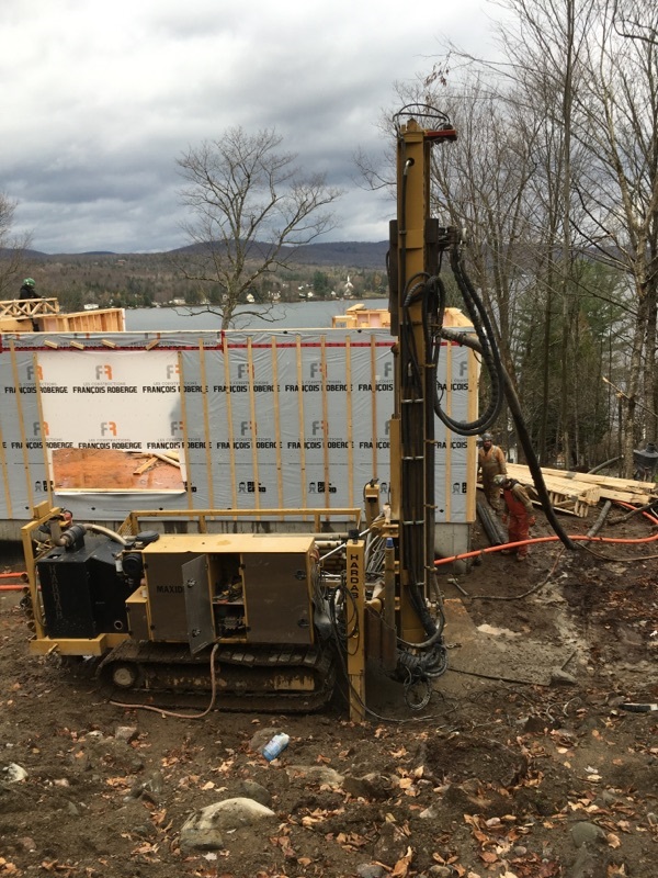 Robinet extérieur alimenté par un puits artésien, eau claire et pure  à Baie-St-Paul.