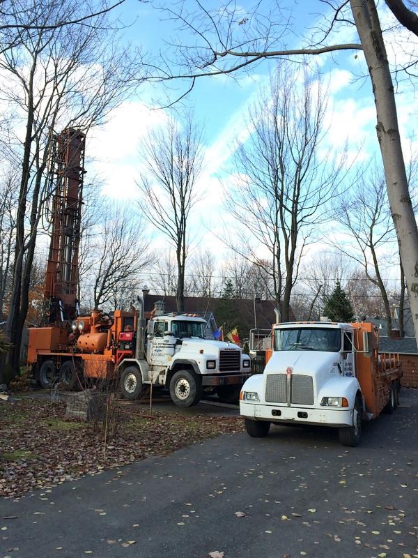 Foreuse industrielle en action pour le forage d’un puits d’eau  à Baie-St-Paul.