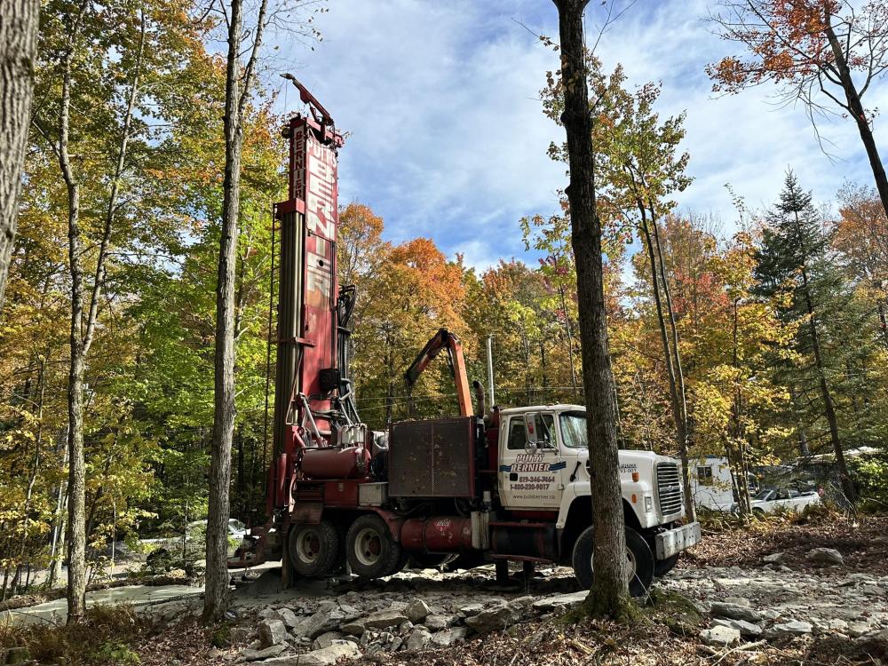 Technicien analysant la qualité de l’eau dans un laboratoire  à Bromont.