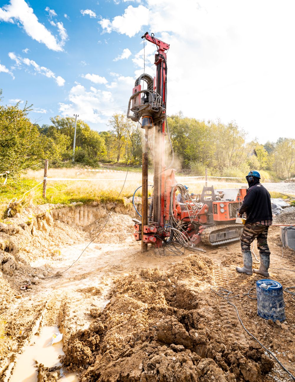 Foreuse industrielle en action pour le forage d’un puits d’eau  à Cantley.