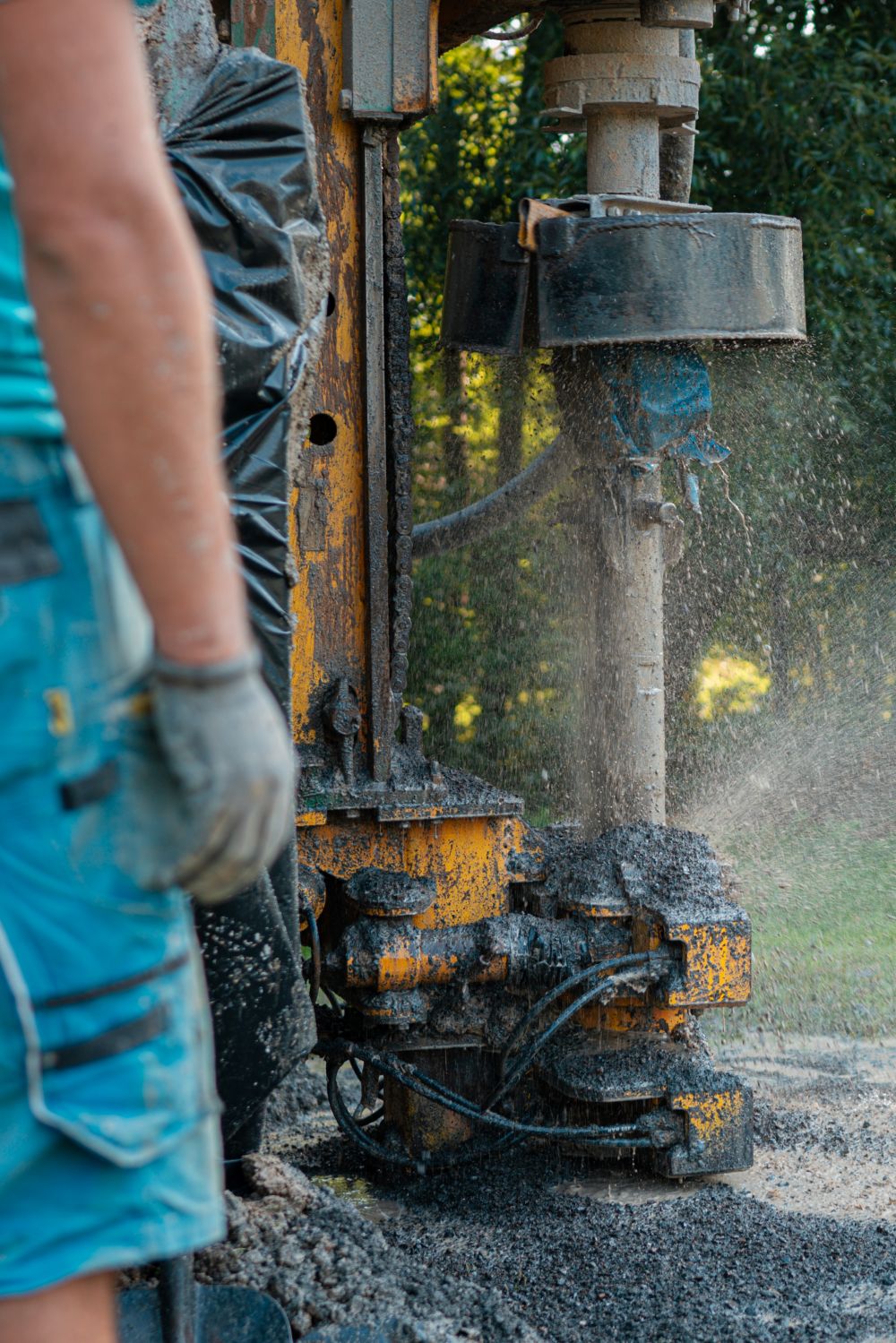 Foreuse industrielle en action pour le forage d’un puits d’eau  à Chicoutimi.