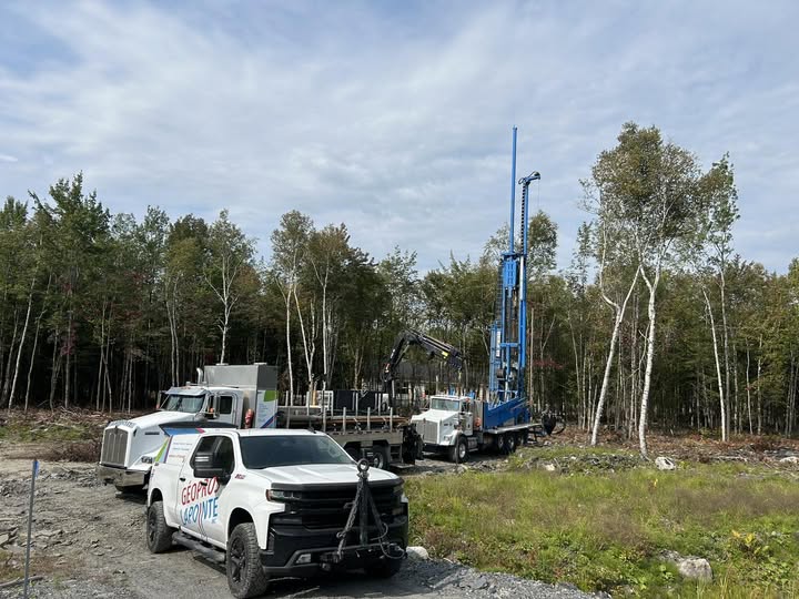Foreuse industrielle en action pour le forage d’un puits d’eau  à Coaticook.