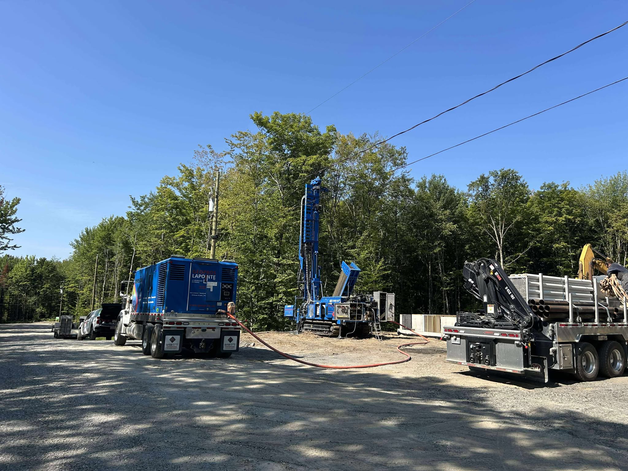 Technicien analysant la qualité de l’eau dans un laboratoire  à Coaticook.