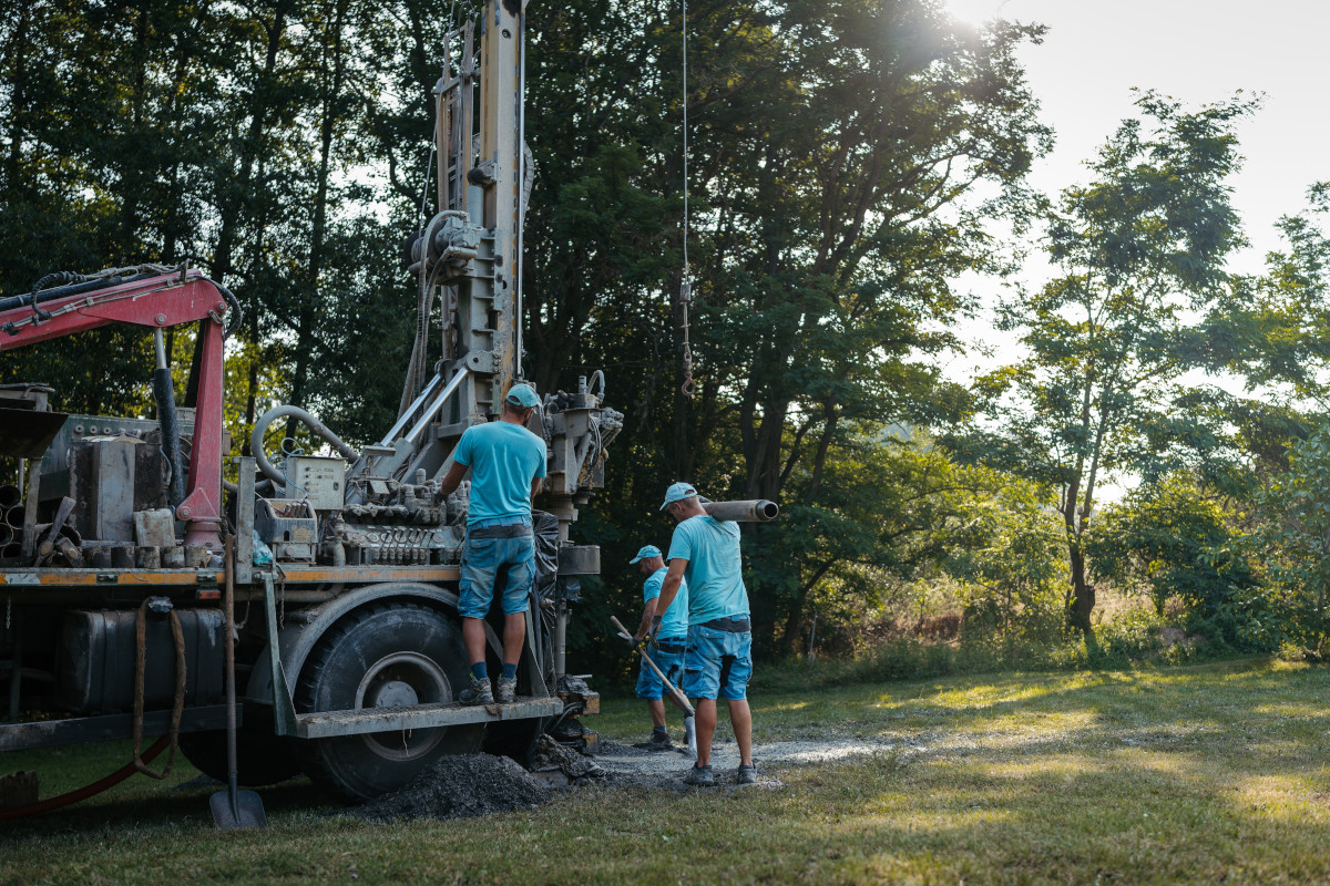 Forage de puits d’eau potable avec foreuse rotative sur chantier  à Edmundston.