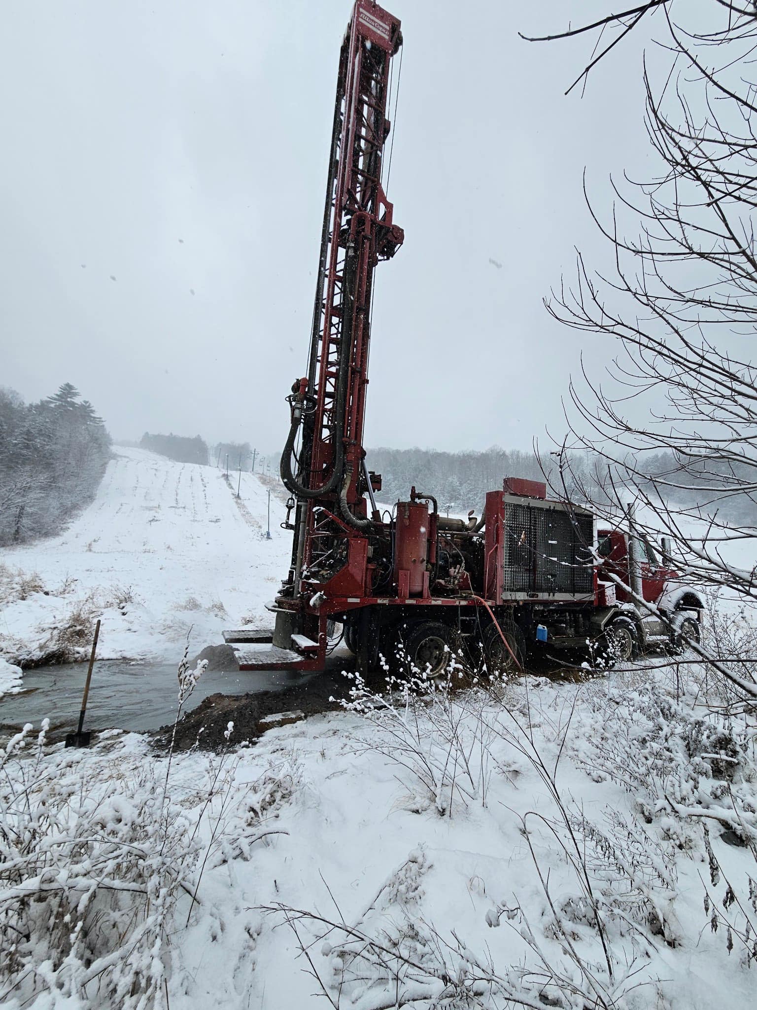Technicien analysant la qualité de l’eau dans un laboratoire  à Gatineau.