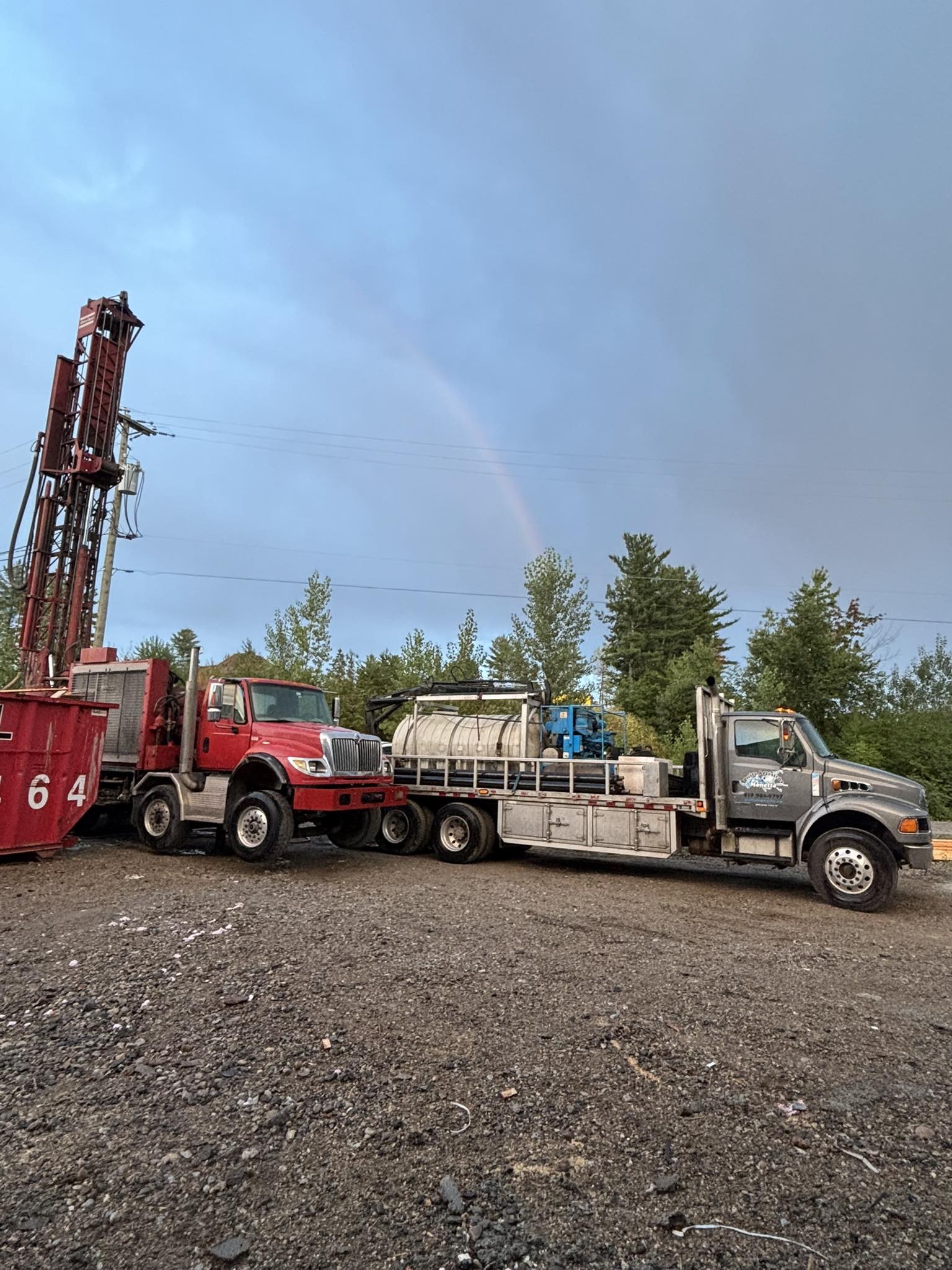Main tendant un verre d’eau claire symbolisant un puits artésien  à Gatineau.