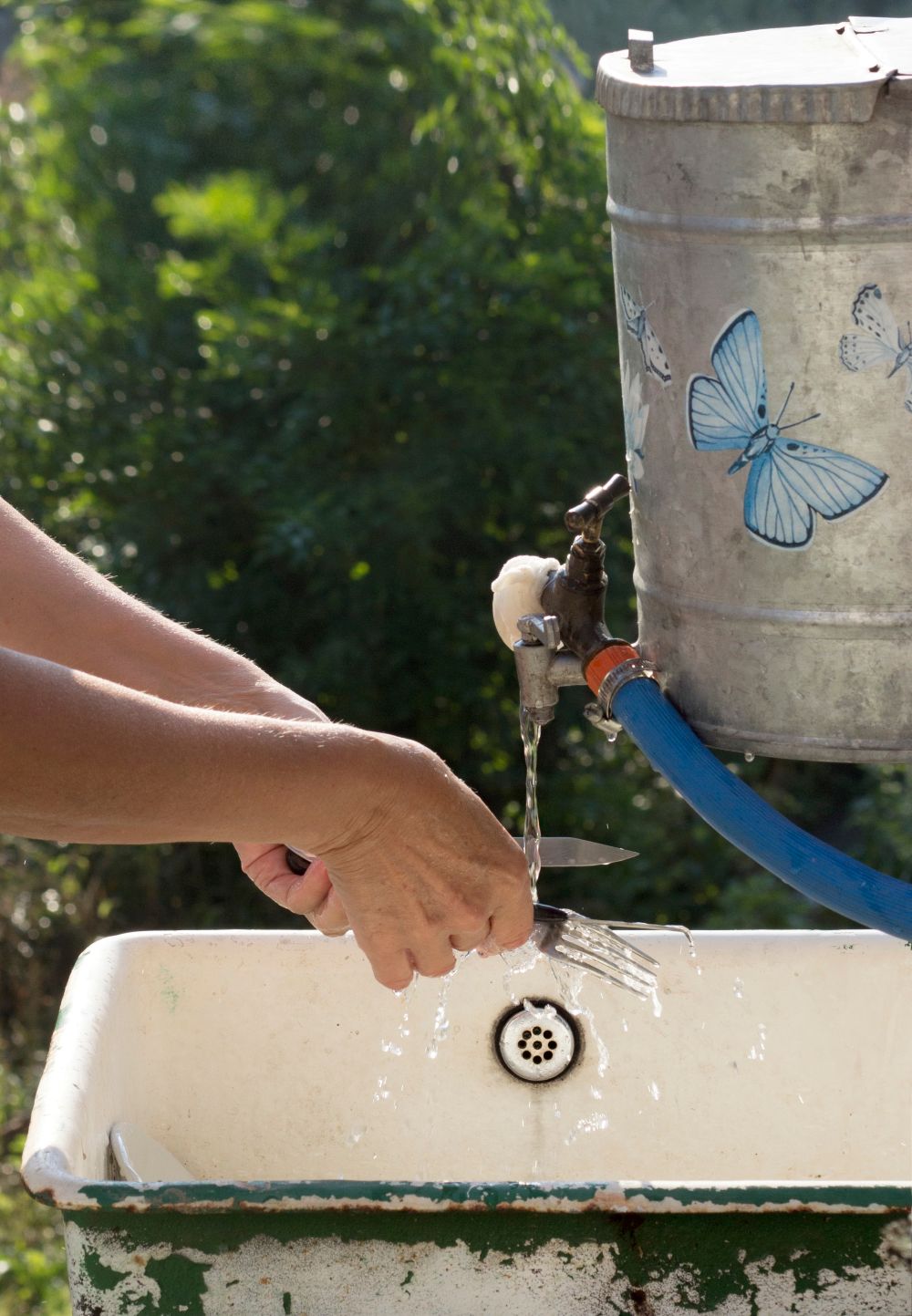 Robinet extérieur alimenté par un puits artésien, eau claire et pure  à La Pêche.