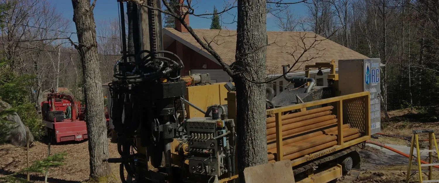 Forage de puits d’eau potable avec foreuse rotative sur chantier à Lavaltrie.