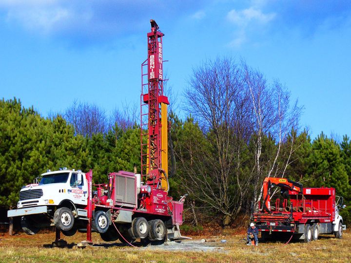 Foreuse industrielle en action pour le forage d’un puits d’eau  à Nicolet.
