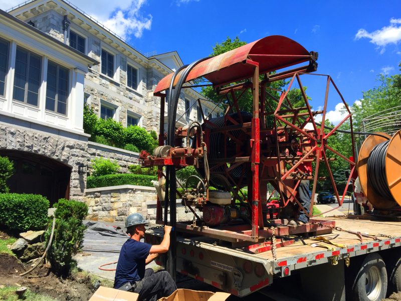 Foreuse industrielle en action pour le forage d’un puits d’eau  à Rimouski.
