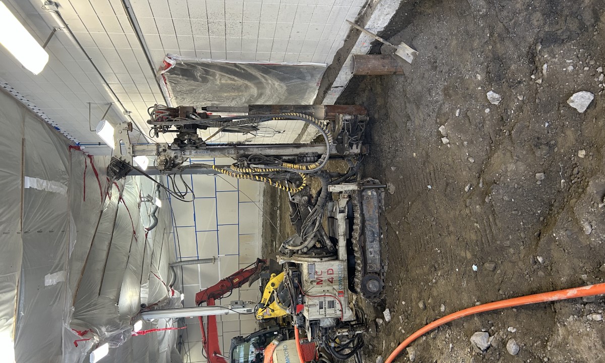 Foreuse industrielle en action pour le forage d’un puits d’eau  à Roberval.