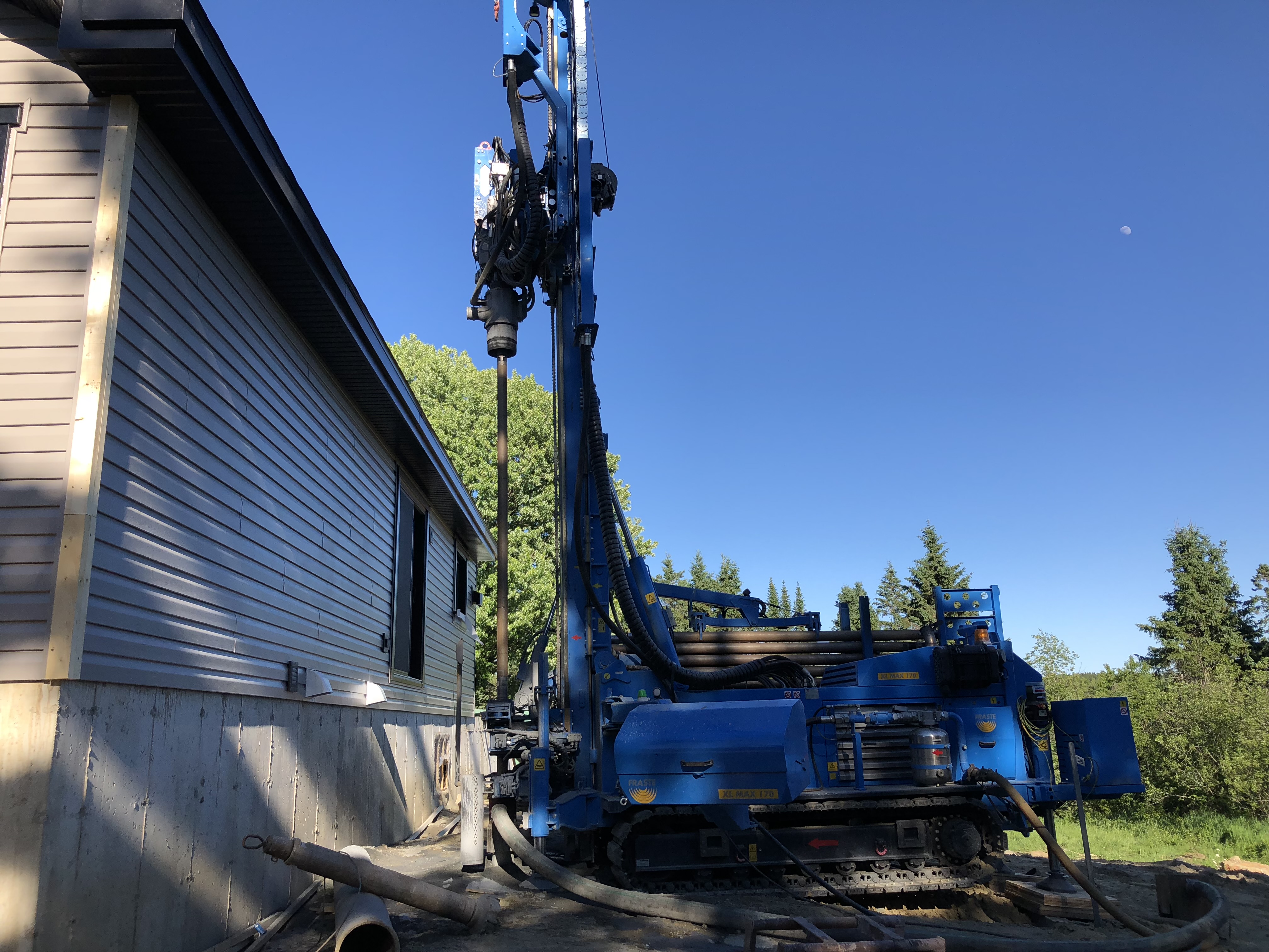 Main tendant un verre d’eau claire symbolisant un puits artésien  à Roberval.
