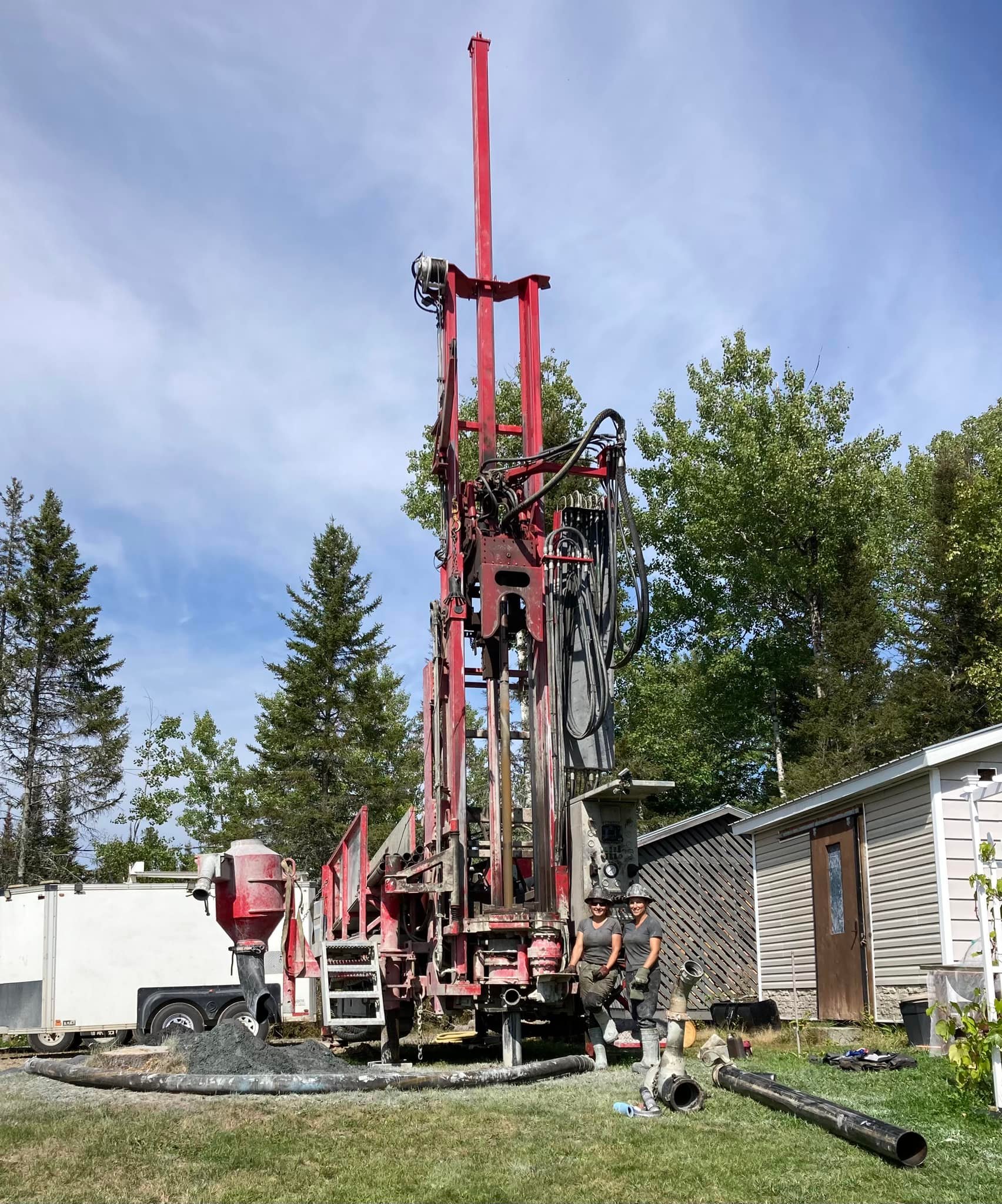 Foreuse industrielle en action pour le forage d’un puits d’eau  à Rouyn-Noranda.