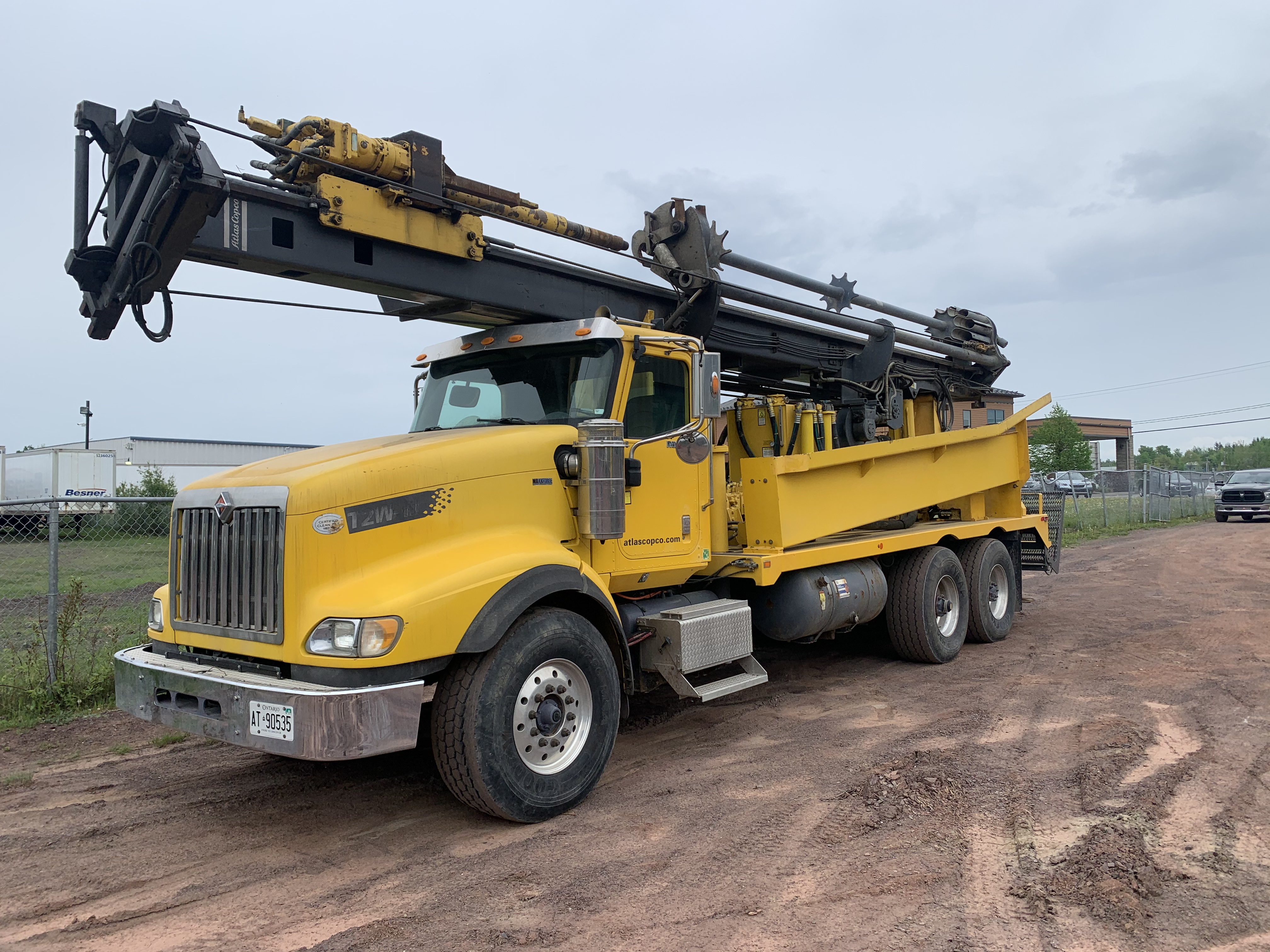 Forage de puits d’eau potable avec foreuse rotative sur chantier  à Saguenay.