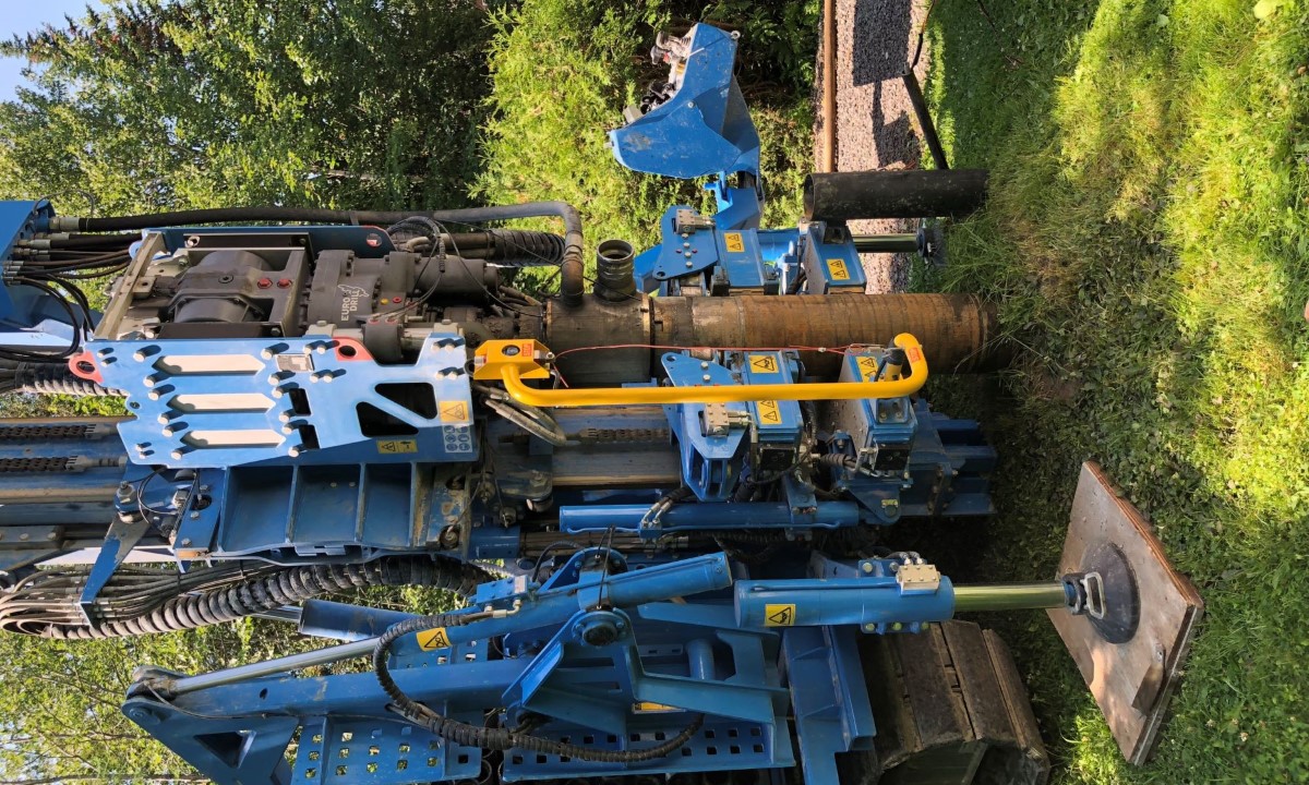 Technicien analysant la qualité de l’eau dans un laboratoire  à Saint-Félicien.
