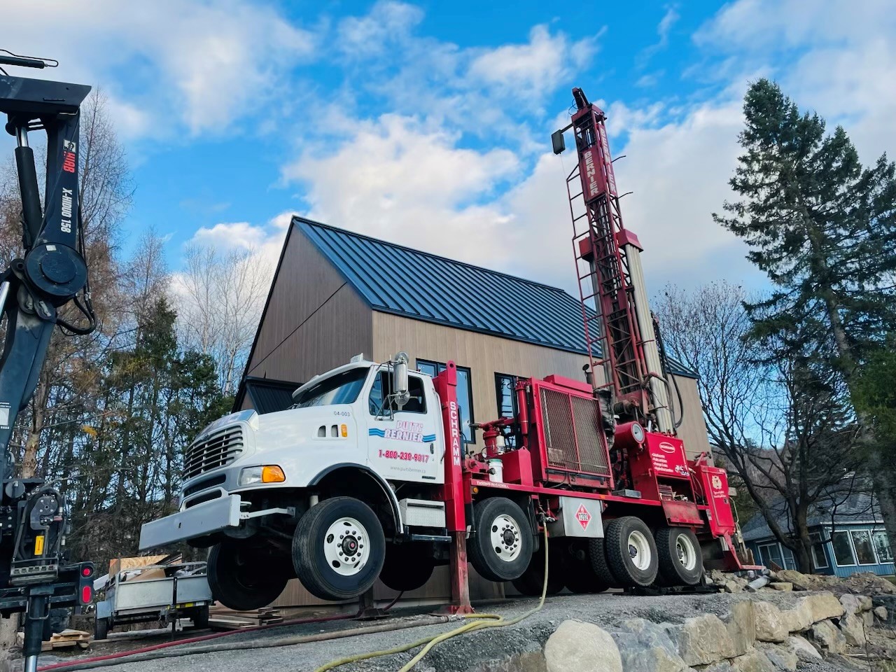 Forage de puits d’eau potable avec foreuse rotative sur chantier  à Saint-Lambert-de-Lauzon.