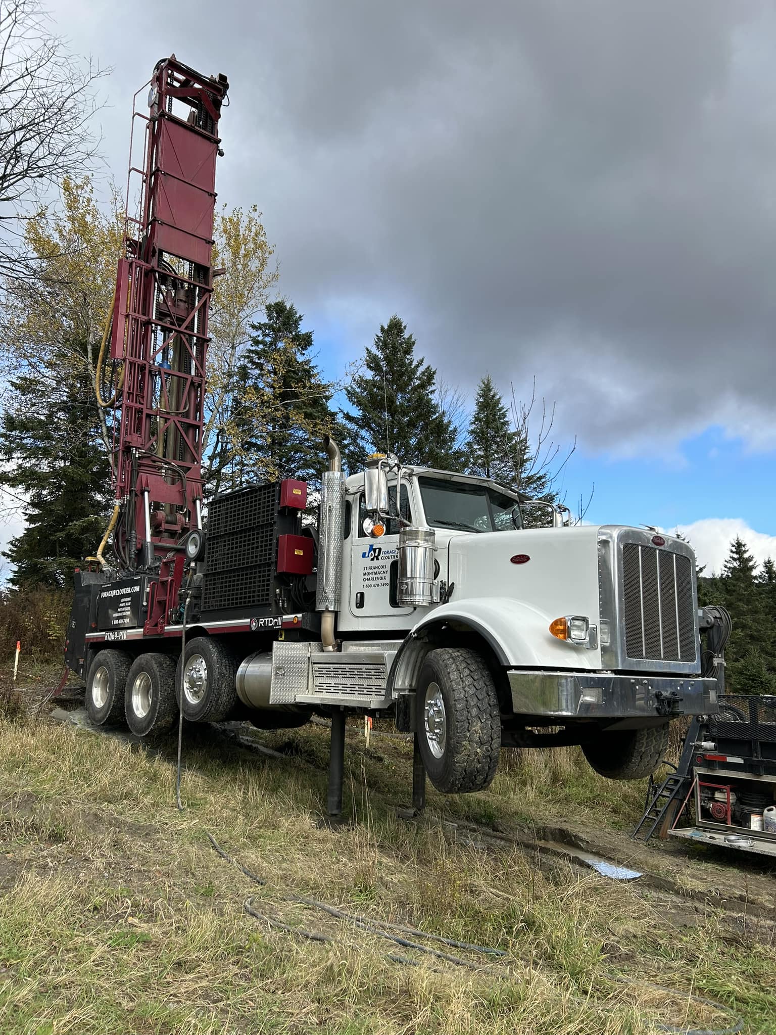 Robinet extérieur alimenté par un puits artésien, eau claire et pure  à Saint-Raymond.