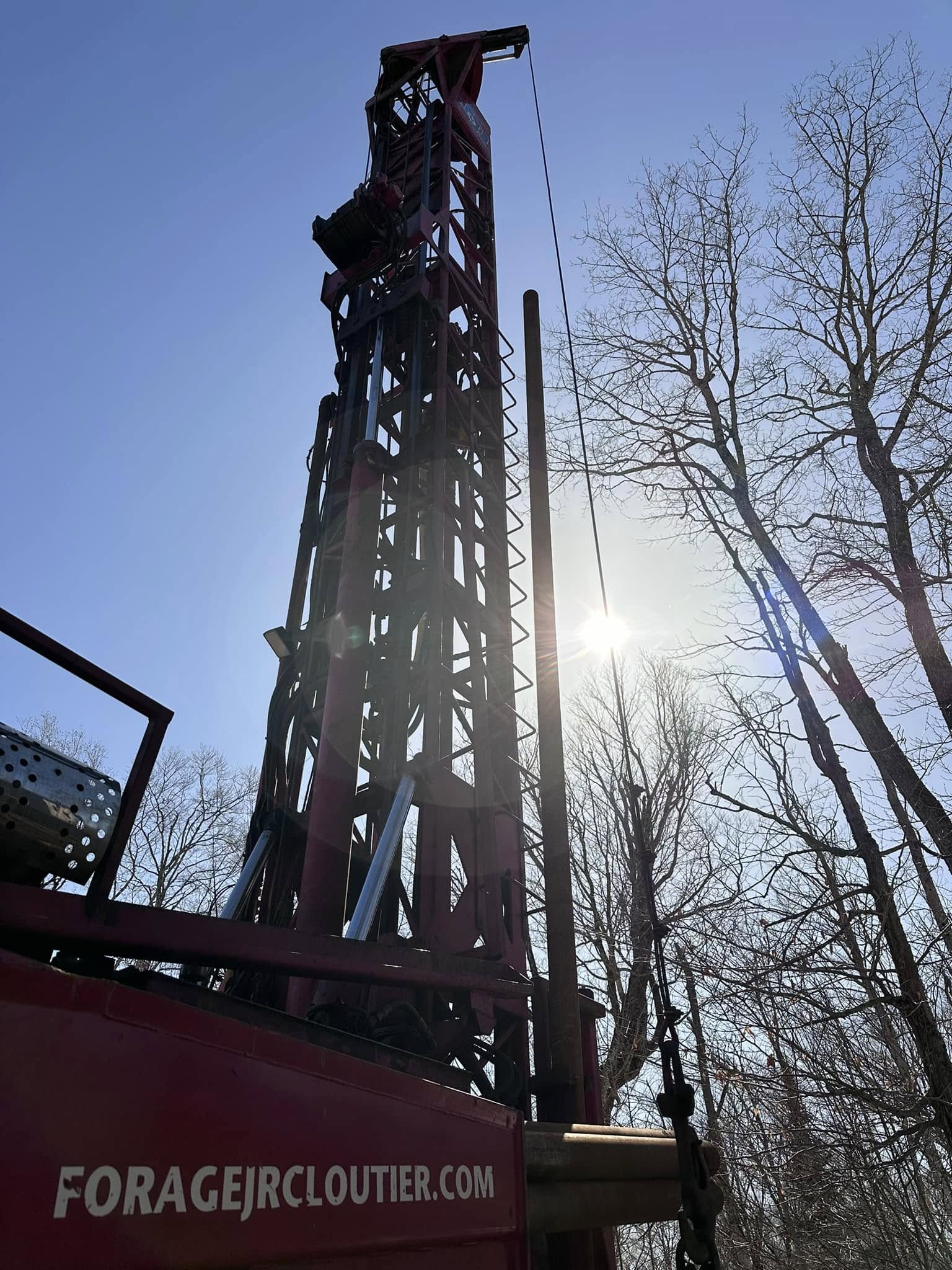 Foreuse industrielle en action pour le forage d’un puits d’eau  à Saint-Raymond.