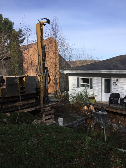 Technicien analysant la qualité de l’eau dans un laboratoire  à Sept-Îles.
