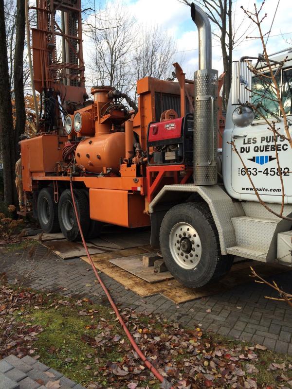 Foreuse industrielle en action pour le forage d’un puits d’eau  à Sept-Îles.