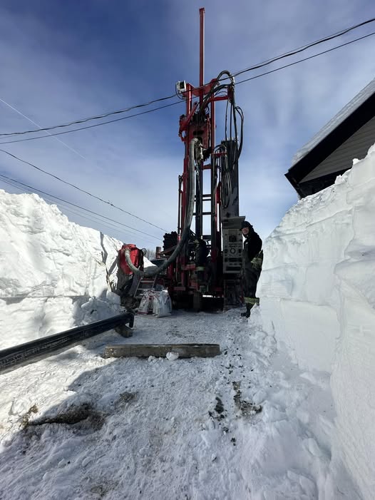 Technicien analysant la qualité de l’eau dans un laboratoire  à Val d'Or.