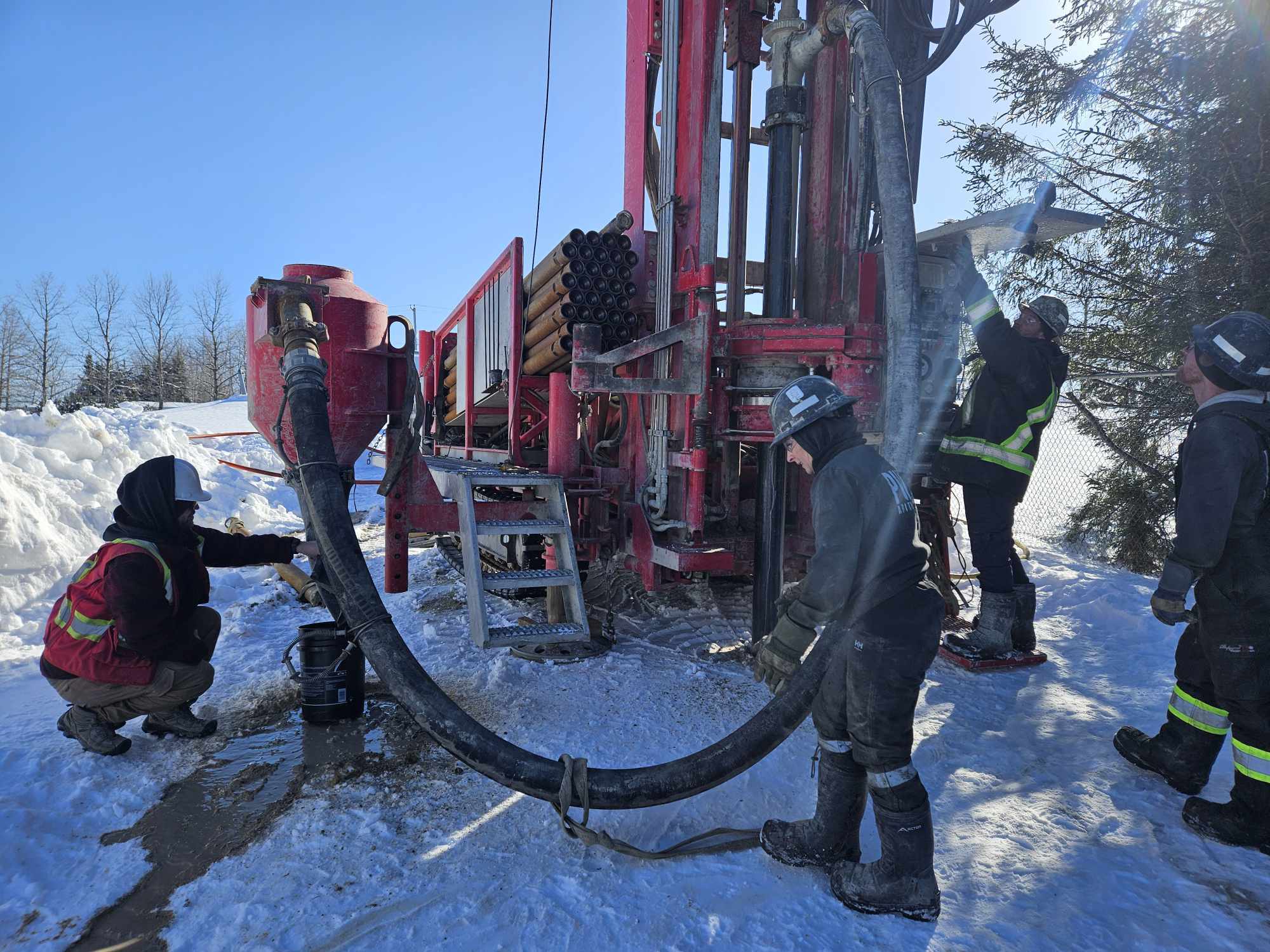 Main tendant un verre d’eau claire symbolisant un puits artésien  à Val d'Or.