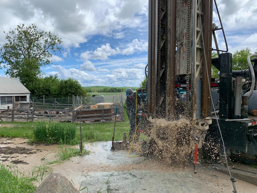 Forage de puits d’eau potable avec foreuse rotative sur chantier  à Val d'Or.