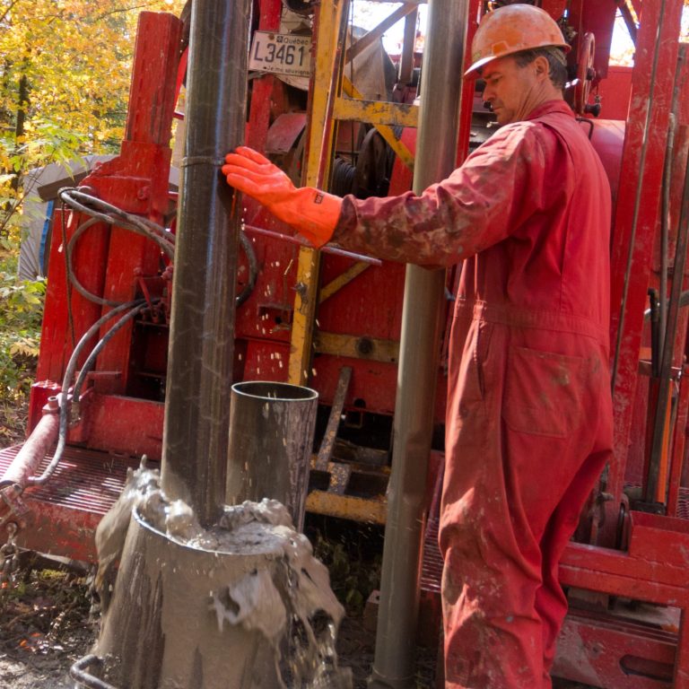 Technicien analysant la qualité de l’eau dans un laboratoire  dans Bellechasse.