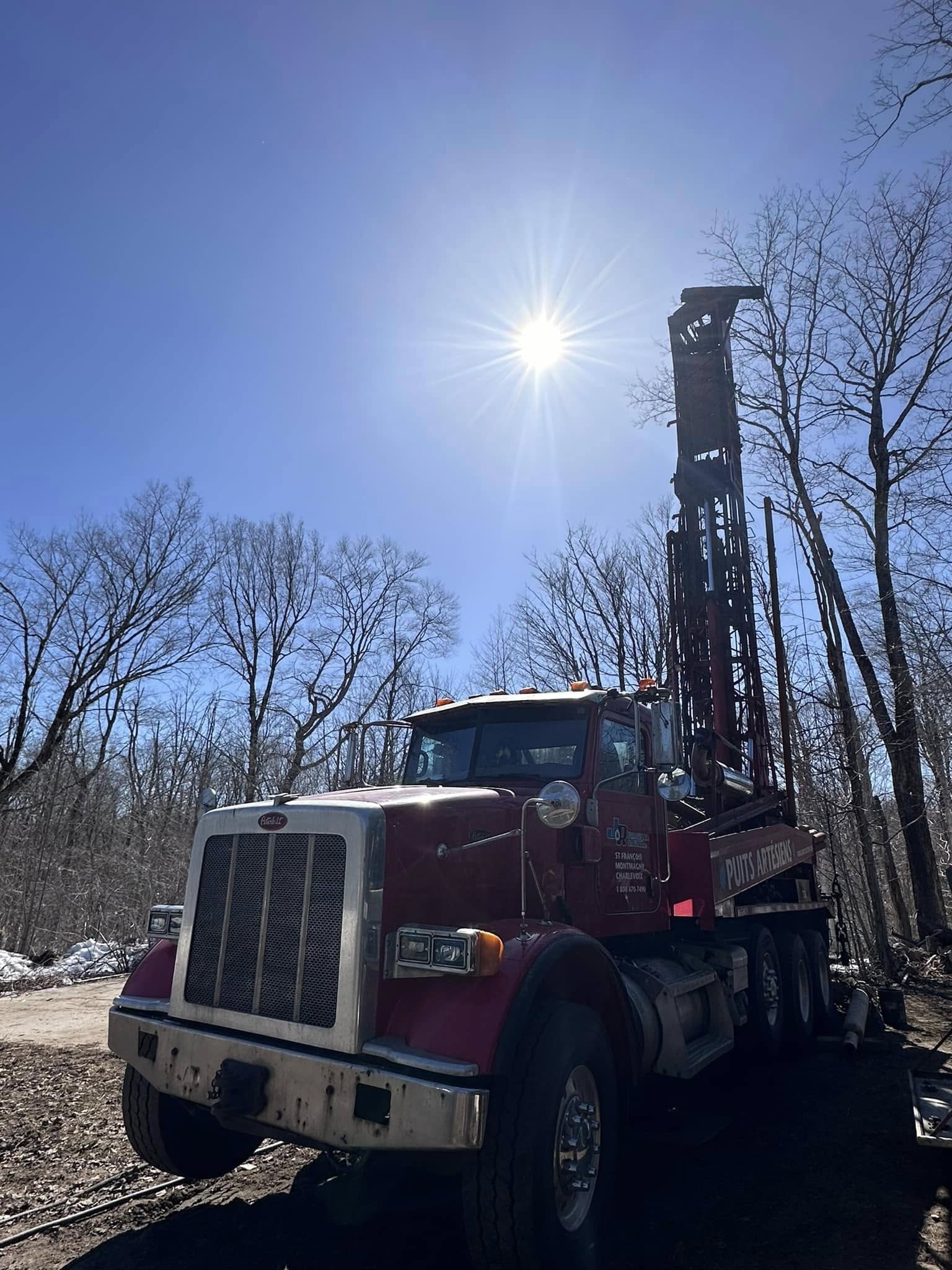 Foreuse industrielle en action pour le forage d’un puits d’eau  dans Charlevoix.