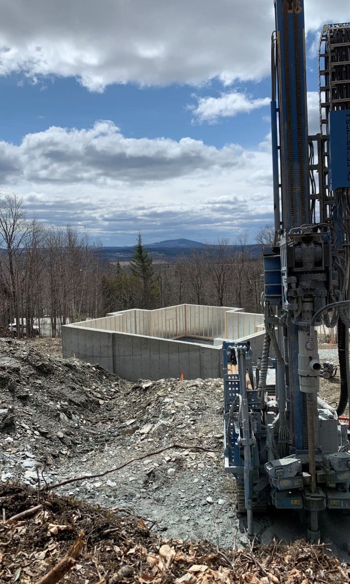 Foreuse industrielle en action pour le forage d’un puits d’eau  en Beauce.